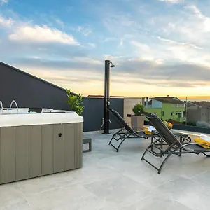 88 - Rooftop Jacuzzi & Terrace , Zadar Kroatien